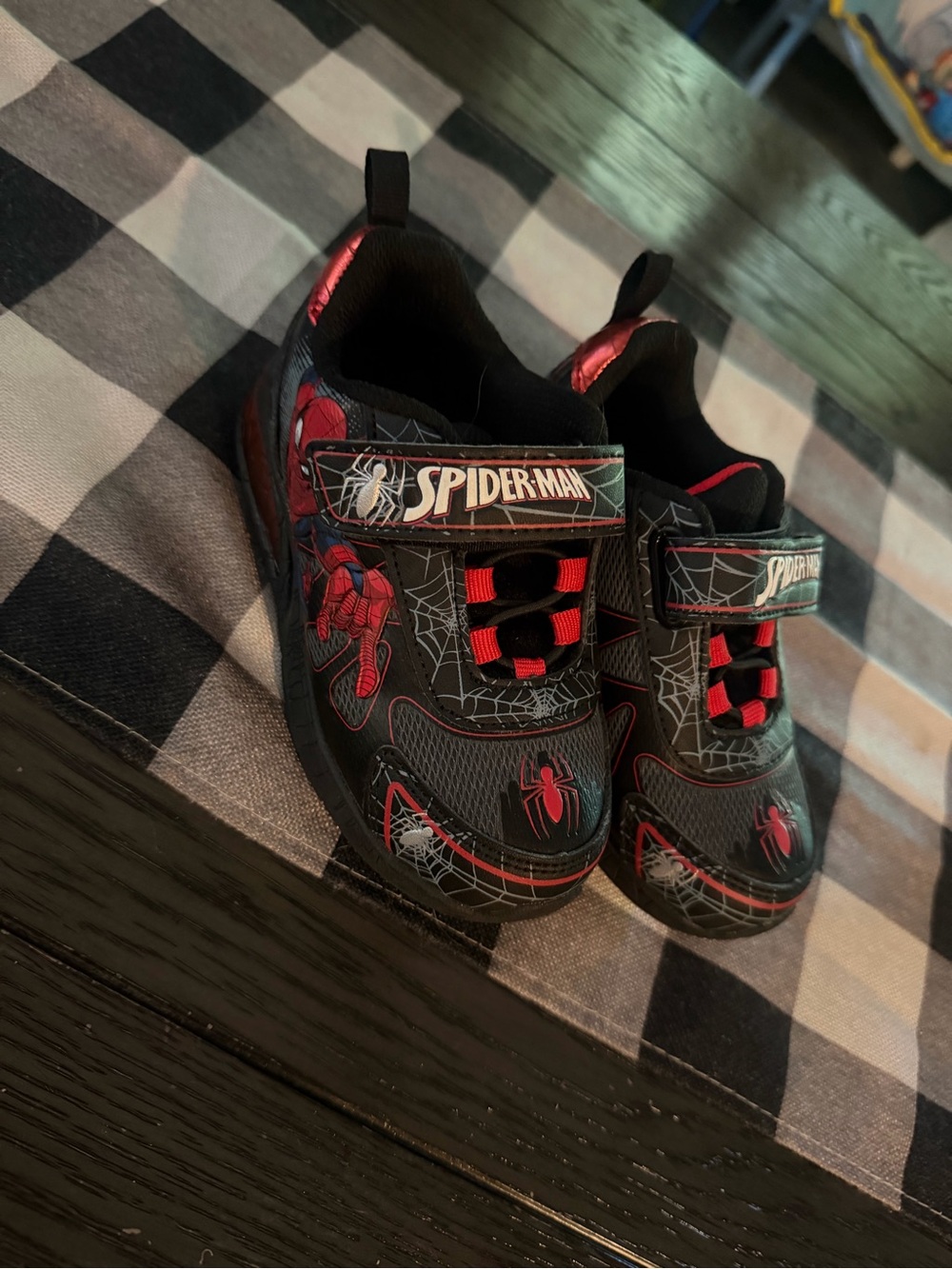 Toddler Spider Man light up shoes size 9 new without tags.